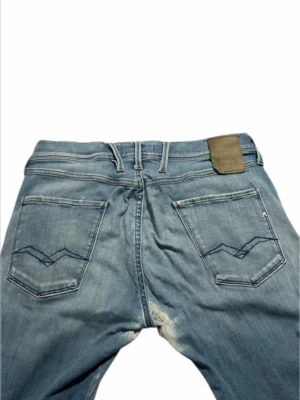 Replay anbass W32 L30  - Replay jeans i den mest populära modellen (anbass hyperflex) ☺️😄  Storlek: W32 L30📏📐  Ny pris: 1899kr mitt pris 219kr🤯  ‼️Defekt syns på bild 1‼️  Skickas inom 24h efter köp🙌🏼🤩  Kontakta för frågor osv🙌🏼‼️  Pris kan sjävklart diskuteras💸🙏 