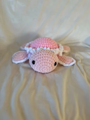 Rosa virkad sköldpadda - Sköldpaddan är ca 10 cm hög och 23 cm lång 🌸 Sköldpaddan har Säkerhetsögon som inte rekommenderas för barn under tre år! 