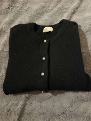 Söt stickad kortärmad kofta - Superfin kofta. Använd men fortfarande i fint skick.