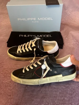 Helt nya Philippe model skor - Helt nya med tags 🏷️ | Size EU 40 | fraktar inom 24 timmar | för att köpa klicka ”köp nu” | vid frågor eller funderingar skriv en meddelande | följare får bättre rabatter🙌