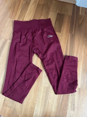 Vinröda träningsbyxor från ICIW - Dessa sköna träningsbyxor säljer jag efter ha använt dom fåtal gånger. Kan diskutera pris!!