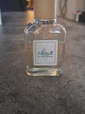 Polo Earth parfym från Ralph Lauren - Huvudnot	Neroli, Petitgrain, Citron, Bergamott, Mynta, Grön mandarin Hjärtnot	Appelsinblomma , Ylang-Ylang, Pelargon, Ros, Salvia, Lavendel Basnot	Cederträ, Haitiska Vetiver, Mysk Doftkategori	citrus, aromatisk