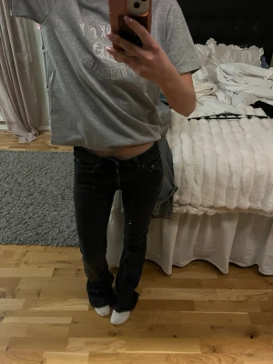 Svarta bootcut jeans från 157 XXS - Säljer ett par svarta jeans från 157 i storlek XXS. Modellen har bootcut-ben och låg midja säljer för 100kr❤️