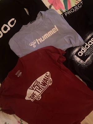 Olika tshirts med tryck - Säljer en massa olika tshirts med tryck då de inte används längre. Alla är olika använda, 20kr st eller alla för 60kr😊
