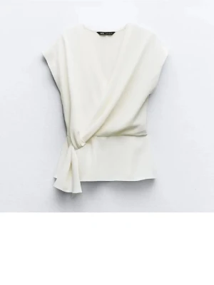 Zara vit blus  - Säljer denna då den ej passar mig längre, jätte fin blus men kommer då ej till användning så jag säljer den, inte så strechig i materialet och skulle säga att den är som sin storlek. 