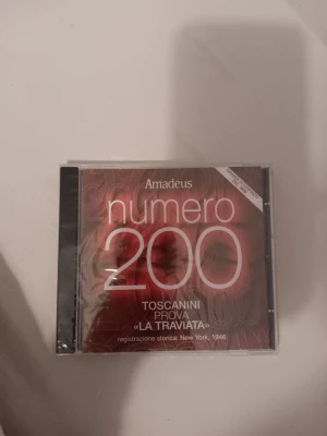  Cool CD - Säljer en Amadeus CD! Riktigt coolt samlarobjekt med historiska inspelningar av Arturo Toscaninis repetitioner av Verdis opera "La Traviata" från 1946. 🔍✨️Perfekt för den som gillar klassisk musik eller samlar på unika skivor. Ej öppnad, men förpackningen ser lite gammal ut. Katalognummer: AMDDO TT 37. Kom gärna med prisförslag, då jag inte har nån aning vad den är värd!💿💰 