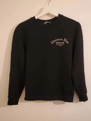 Svart sweatshirt  - Snyyg svart sweashirt, storlek S, tajt I storlek.  Mycket gott skick 