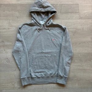 Maison Kitsuné Hoodie - Riktigt snygg Maison Kitsuné Hoodie i toppskick. Storlek L men passar M. Tveka inte ställa frågor vid intresse🙌