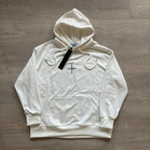 Stone Island Hoodie - Helt ny - Helt ny Stone Island Hoodie med tags. Storlek M men passar även S. Tveka inte ställa frågor vid intresse🙌