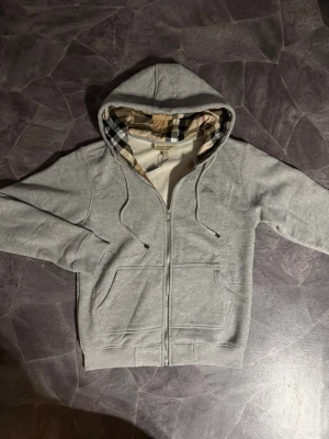 Burberry hoodie  - En fin burberry hoodie aldrig använt helt ny skriv om du är intresserad 