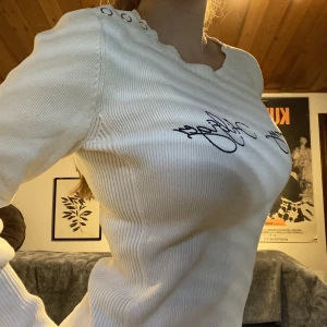 Tommy Hilfiger - Jätte snygg Tommy Hilfiger tröja, perfekt för hösten och vintern. Jätte bekväm och sitter bra. Knappar på vänster axel om du vill köra en mer one-off-shoulder look. Säljer för att den inte kommer till användning. Står storlek M men passar bra på mig som brukar ha S i tröjor🤍❄️ 