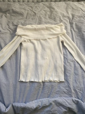 Of shoulder tröja vit - Vit stickad of shoulder tröja från Lindex, passar mig som har xs/s och lång i armarna. Använd 3-4 gånger ish