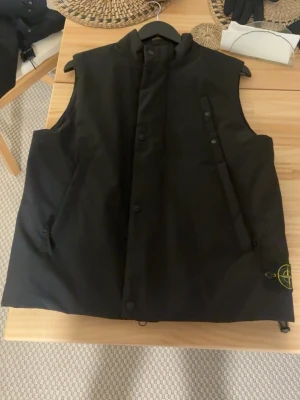 Stone Island Väst - Stone Island Väst köpt på NK göteborg i Augusti 2025! Endast använts 1 gång., Absolut inga tecken på använding. Varan köptes för 3800kr under realistion och är nu inte längre tillgänlig men kostar egentligen 5900kr och därför säljs för 2499kr. Kvitto medföljer självklart. Helst mötas upp i göteborg men kan även fraktas. 