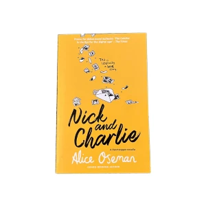 nick and charlie - nick and charlie - bok skriven av alice oseman |nypris är 159kr | språk: engelska - 120 sidor med fina illustrationer | skriv gärna till mig om du har några frågor <3