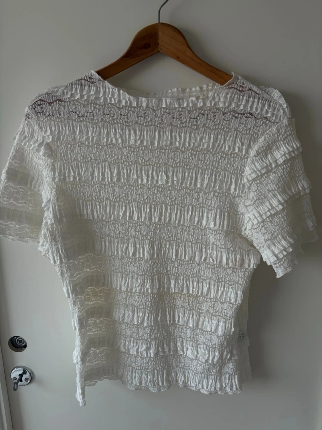 Vit blus med spets och volanger - 1