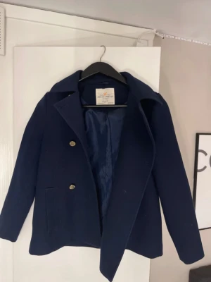 Marinblå kappa från Holly & White - Marinblå kappa med guldknappar 