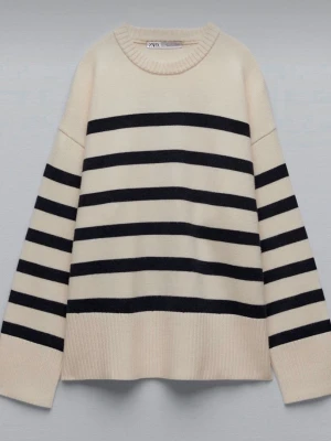 Randig stickad tröja zara - Säljer en beige stickad tröja från zara med svarta ränder. Tröjan har rund hals, långa ärmar och en loose passform. Inga defekter, använd några gånger 