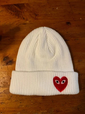 Comme des garcon mössa/beanie - Hej jag säljer min cdg mössa som är super stilig och skön. Skriv för mer information🤗mvh Elliot