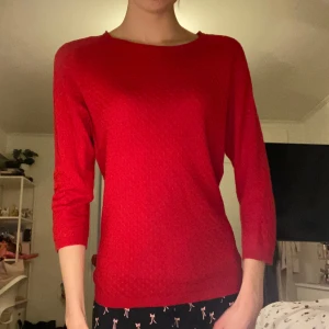 Vacker röd stickad tröja - Säljer en vintage röd stickad tröja från H&M med diskret strukturerat mönster😻Tröjan har rund halsringning och trekvartsärmar, vilket ger en chill och enkel look. Perfekt att matcha med jeans eller kjol för en färgstark outfit! Superskön och mysig topp att ha som bas🤍Storlek M, men kan passa mindre också! Använd några gånger, inga defekter❣️