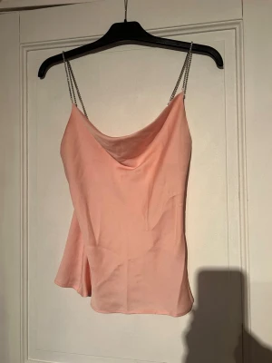 Ljusrosa linnetopp med glitterband  - Säljer en ljusrosa linnetopp med snygga glitterband som axelband. Perfekt för sommarkvällar eller när du vill ha något extra fint🙌🏻