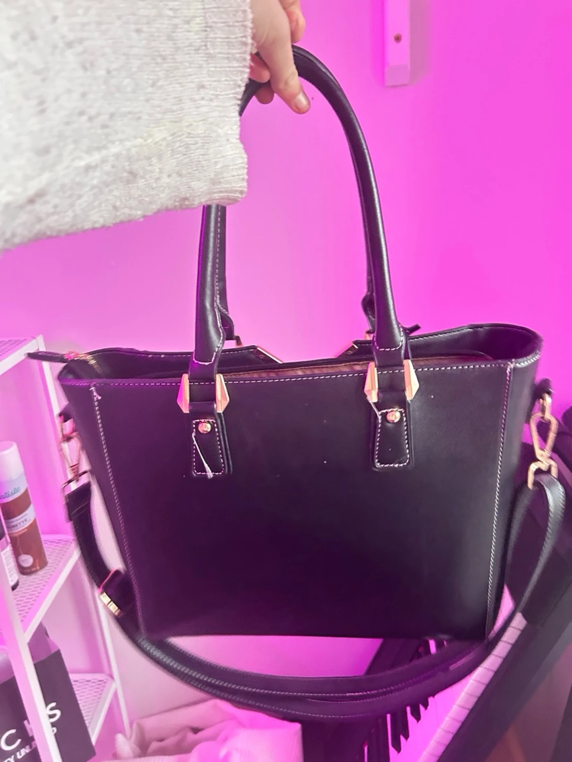 Väska . Svart och vit handväska med guldiga detaljer - 2