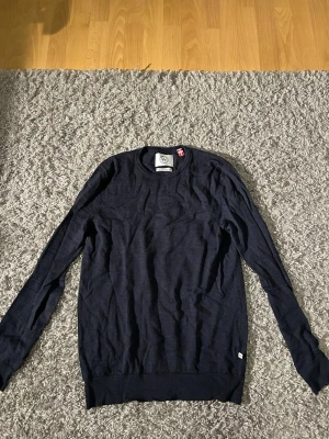 Mörkblå merinoulltröja Kronstadt S - Säljer en stilren mörkblå tröja från Kronstadt i extra fin merinoull. Tröjan har rund hals, lång ärm och en klassisk passform som funkar till många olika looks. Perfekt för dig som gillar enkel och snygg design. Använd några gånger. Nypris 400 mitt pris 300. Hör av dig vid frågor eller funderingar🌟
