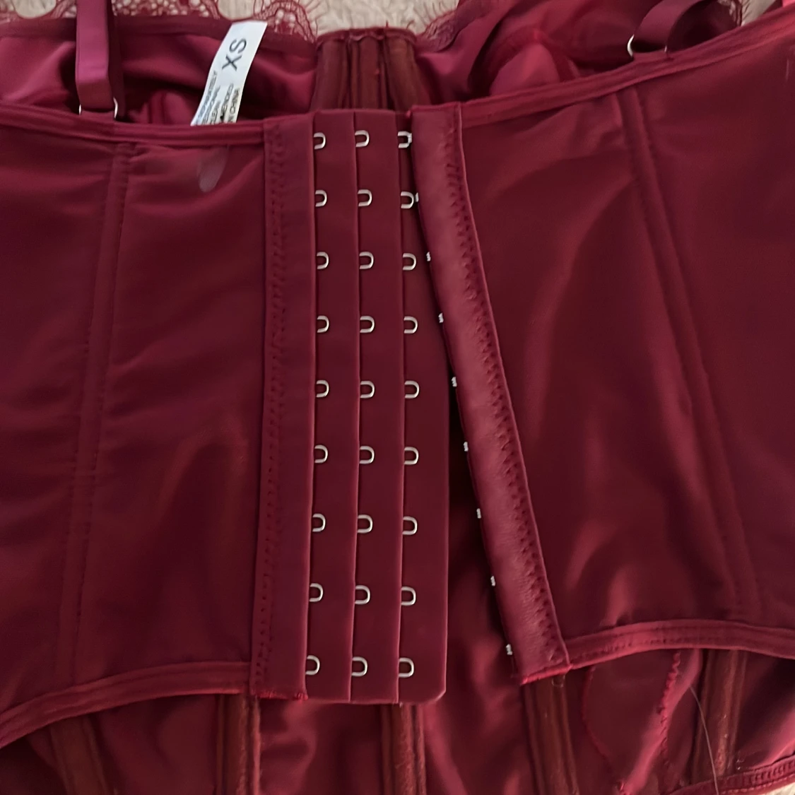 Vinröd spetskorsett  - 1