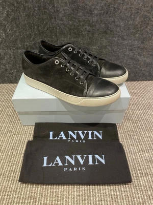 Lanvin skor - December REA! Hej, säljer nu dessa svin snygga lanvin skor. Skorna är i grymt skick! Begränsat antal boxar och dustbag. Hör av dig vid frågor. 