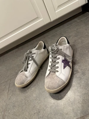 Golden Goose sneakers med lila stjärna - Använda men bra skick strl 41 passar även 40