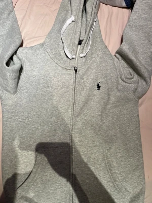Ralph lauren zip - Fick i julklapp kommer tyvärr inte använda, använd en gång. Ser helt ny ut. Hör av er för fler bilder eller andra funderingar 
