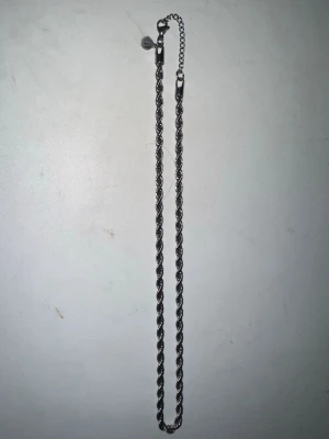silver halsband - Just nu så säljer jag min halsband från BYBILLGREN. Använt den några gånger. NY PRIS 1395kr➕man kan ändra storlek