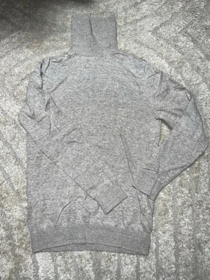 Beige turtleneck tröja i mjuk bomull - Beige turtleneck tröja i mjuk bomull