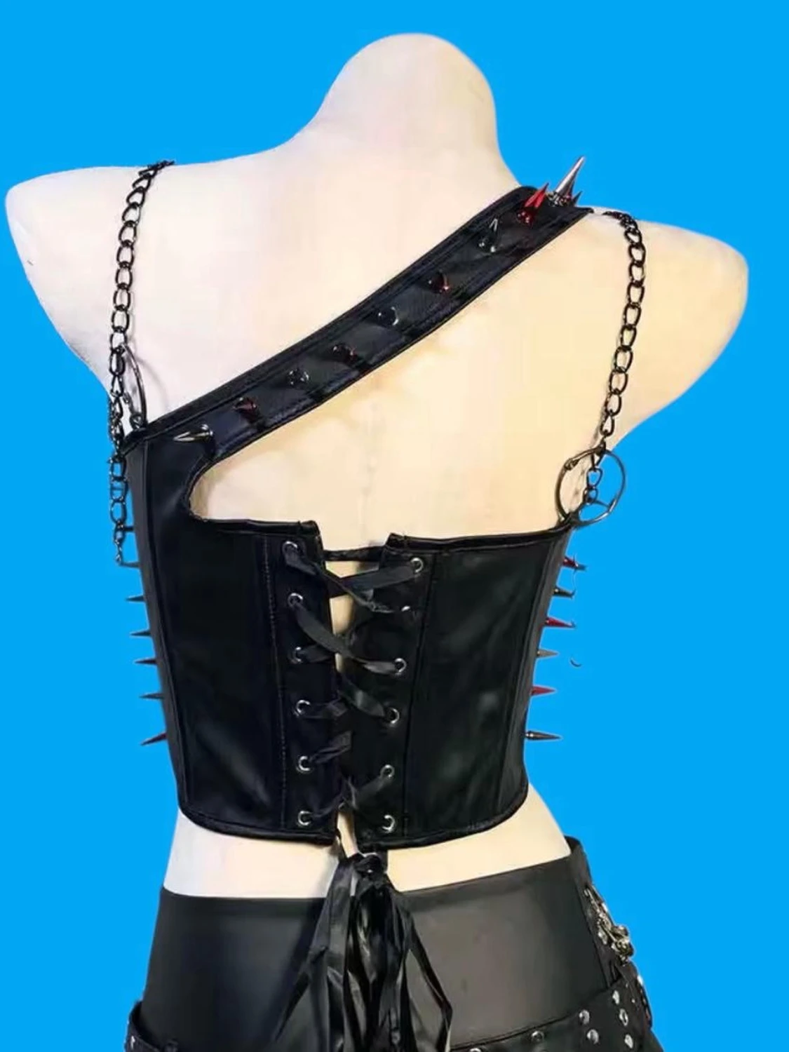 Svart korsett med kedjor och spikes - 1