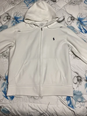 Ralph Lauren zip - Skön vit zip hoodie, helt ny och bara använt en gång. För dig som gillar mer chill outfit! Toppskick🌊 Priset ej hugget i sten😌