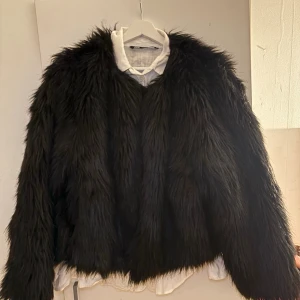 Svart Päls jacka (faux fur) ZARA - XL men passar M-L också (skjorta ingår ej) - Päls jacka från Zara Jag är storlek M men köpte den för en Oversize look så passar även M-L !  Skickas snabbt 💕🤍 rökfritt hem!