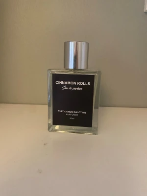 Cinnamon Rolls Eau de Parfum - Unik parfym med inspiration från kanelbullar. Skapad av Theodoros Kalotinis, levereras i en stilren 50ml flaska. Perfekt för dig som vill sticka ut med en annorlunda doft. Skriv frågor 