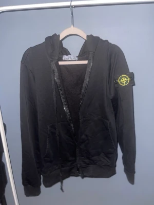 Stone Island cardigan  - Superfin svart bra kvalitet på den använd 1 gång svår att hitta pris kan diskuteras !!