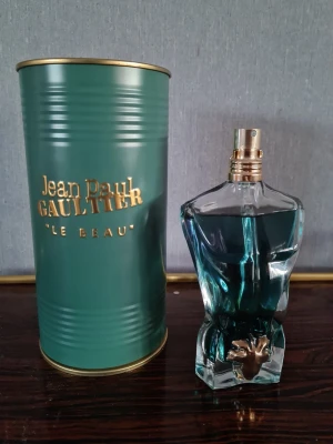 Jean Paul Gaultier Le Beau - Stilren och unik parfym med cool design från Jean Paul Gaultier. Flaskan har en modern look som sticker ut och passar perfekt för dig som vill ha något annorlunda i din samling. Helt oanvänd 