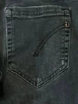 Dondup jeans - Svarta skinny jeans från dondup med klassisk femficksdesign och slitningar på framsidan. Jeansen har en smal passform och är tillverkade i stretchigt jeansmaterial för extra komfort. Snygga detaljer på bakfickan och knappstängning i midjan.