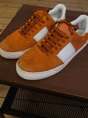 Valentino Flycrew - Säljer dessa Valentino flycrew i storlek 41, passar även 42! Hör av dig vid frågar!