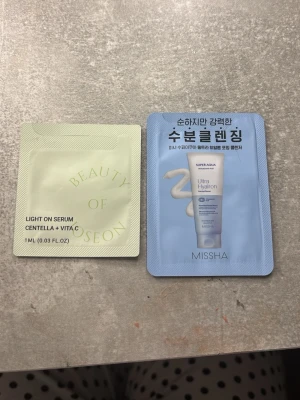 Beauty of Joseon Light On Serum 1ml - Testpåse med Beauty of Joseon Light On Serum, innehåller 1 ml. Serumet har Centella Asiatica och vitamin C, perfekt för dig som vill boosta glow och jämna ut hudtonen. Förpackningen är ljusgrön och smidig att ta med. MISSHA är en ultra hyalron Foaming Clenser i blå förpackning jätte lätt att ta me , 1 ml i båda 