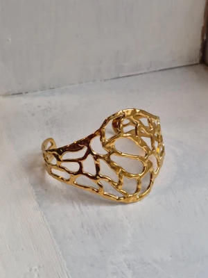 Guldig bangle /armband - Supersnyggt oregelbundet armband! Ger gärna rabatt vid köp av flera grejor☺️