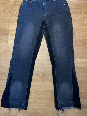 Svarta gallery dept jeans - Svarta gallery dept jeans med bred passform och rå, fransig kant längst ner. Helt oanvända köpte dom för ett par månader sen men gillade ej dom.