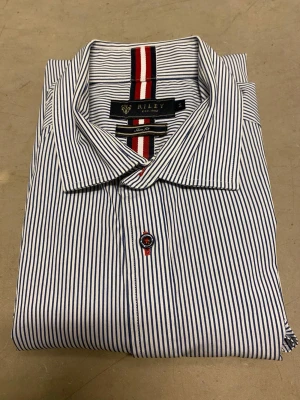Riley Skjorta Randig (Slim fit, strl M) - Skjorta från Riley i storlek M. Aldrig använd och säljs för den inte passar och hann inte användas. Frakt sker inom 24 🌟 Skriv vid frågor 🌟