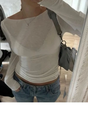 Intimissimi tröja - Säljer en ljusgrå Intimissimi tröja, den är knappast använd. Den passar mig som är 167 cm