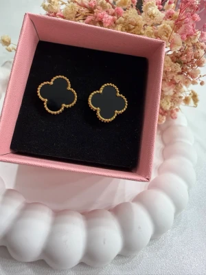 Fyrklöver-örhängen  - Fyrklöver-örhängen i rostfritt stål, pläterade med 18k guld. Väldigt fina och tidlösa, 15 mm – passar till alla tillfällen och med mycket hög kvalitet.