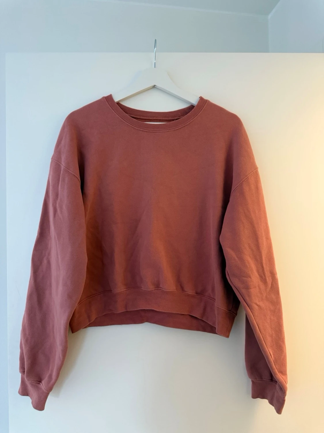 Rostbrun/rosa sweatshirt från Bik Bok