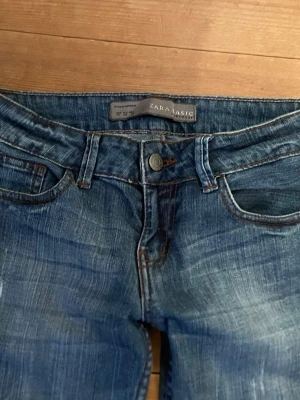 Lågmidjade jeans - Ett par lågmidjade jeans som jag har sytt om till bootcut. Sömmen där nere på byxorna är uppsprätt. Innerbenslängd: 82cm. Midja rakt över: 35cm. Grenhöjd: 19cm. Skriv om ni har frågor!🥰