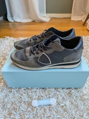 Philippe model trainers - 👟 Philippe Model 👟 stl 42 | Okej skick som man ser på bilden | grå | läder & mocka | bekväma & stilrena | extra skosnören medföljer | frakt 0–3 dagar | skriv vid frågor eller mer bilder | pris kan diskuteras!