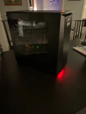 Gaming Dator | i7 | GTX 1060 | 16 GB RAM - Säljer en lättare speldator som klarar flesta spelen i 1080p.  Specs: • OS: Windows 10 Pro • CPU: Intel Core i7-4790K ( 4C/8T ) • RAM: 16 GB DDR3  • GPU: EVGA GTX 1060 3 GB • Moderkort: ASUS Z97-E • Lagring: 240 GB Kingston SSD • Nätaggregat: EVGA 500w finns en 8(6+2) pcie kabel så finns lite utrymme för uppgradering för gpu.  Passande för mindre krävande spel som CS2, Fortnite med ca 100fps. Går såklart köra nyare spel också men på låga/medium inställningar.  Pris kan diskuteras